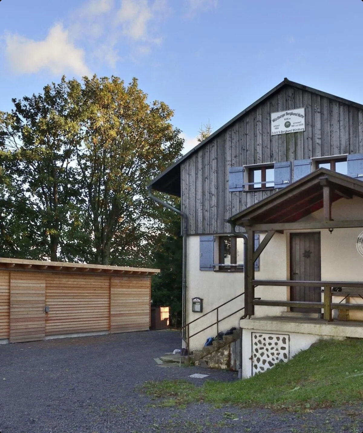 Die Bergbundhütte mit Holzlege | © Bergbund Würzburg, Andreas Reusch