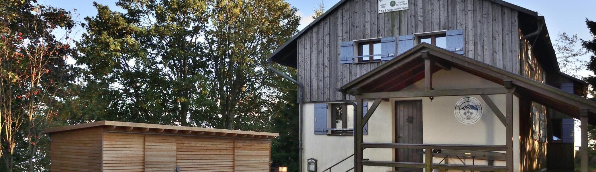 Die Bergbundhütte mit Holzlege | © Bergbund Würzburg, Andreas Reusch