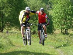 zwei Mountainbiker in der Rhön